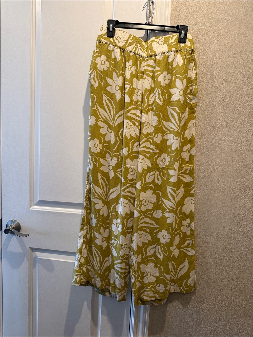Yellowish green and Floral Wide-Leg Lightweight Pants